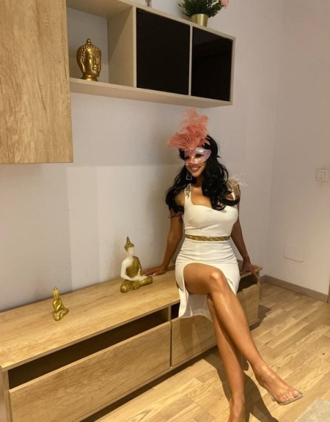 30 min appointment with an innocent look in Telford