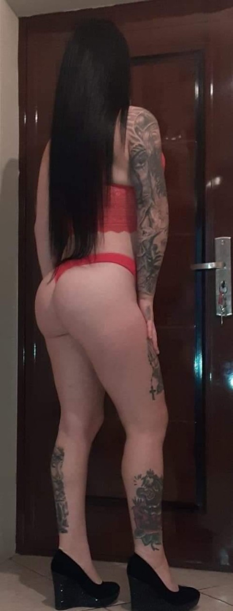 Athletic Build Beauty Ready to Connect