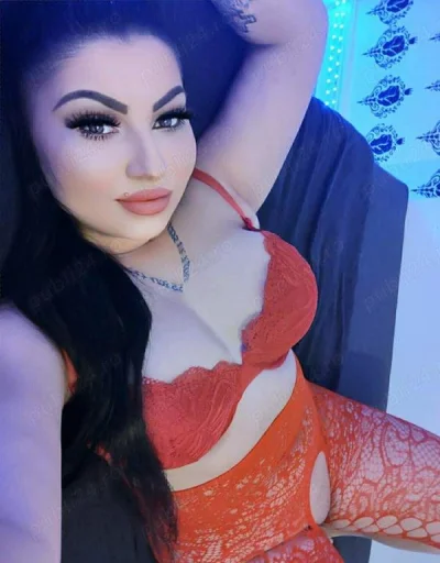 Business Class Experience with a Mature Escort in Coventry