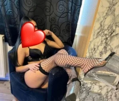 Cuddling with Rebeca, Your New Brunette Escort in Tamworth