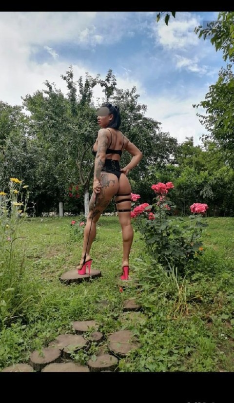 Delia: Your Pierced Nipples Fetish Friendly Dominatrix in Walsall