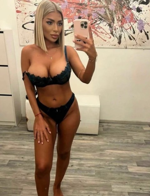 Discover the Delights of Mimy with a Shaved Pussy Experience