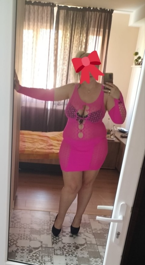 Enjoy full night bookings with an alluring escort