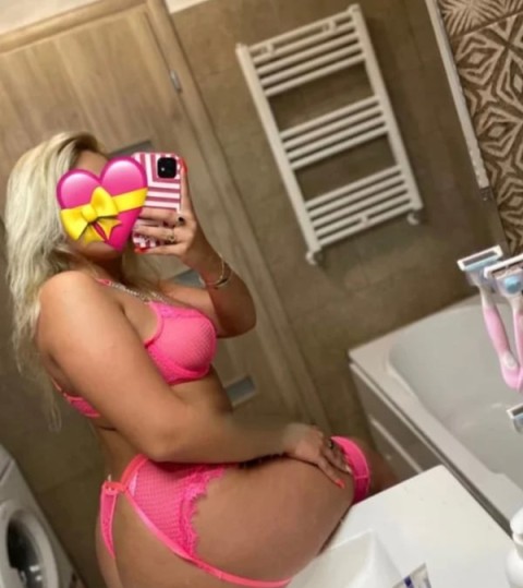 Experience a Happy Ending Massage with Raluka in Evesham