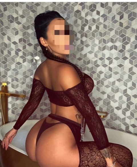 Experience full service massage UK with our elegant escort in Bromsgrove