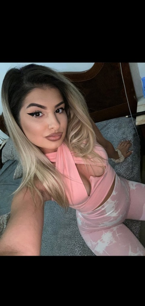 Experience Newcastle High Class with Vanessa – Your Busty Companion!