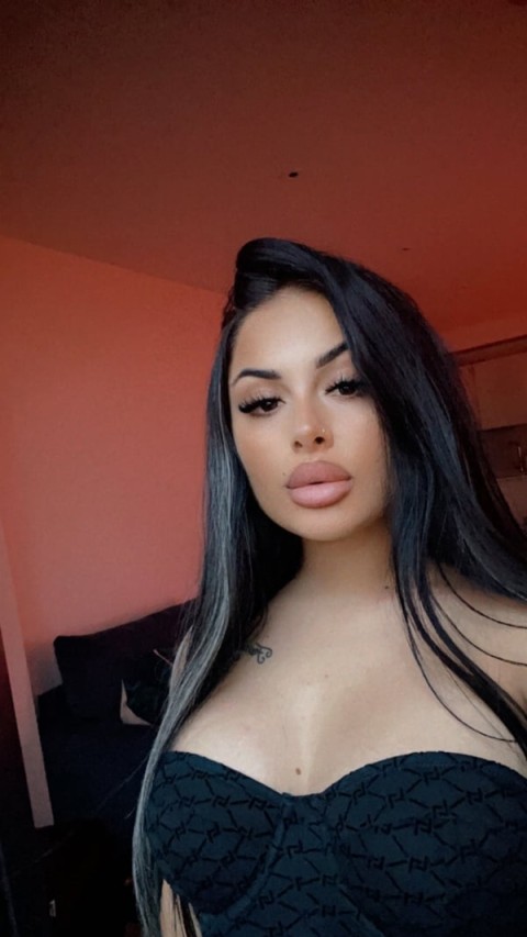 Experience Sensual Massage with a Fiery Temper in Wednesbury