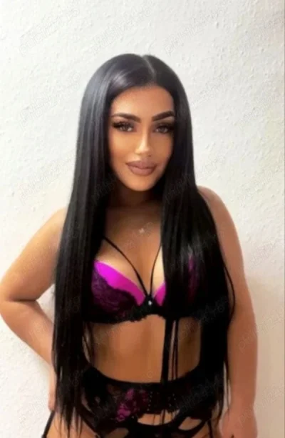 Experience the company of foot fetish friendly Denisa in Wolverhampton
