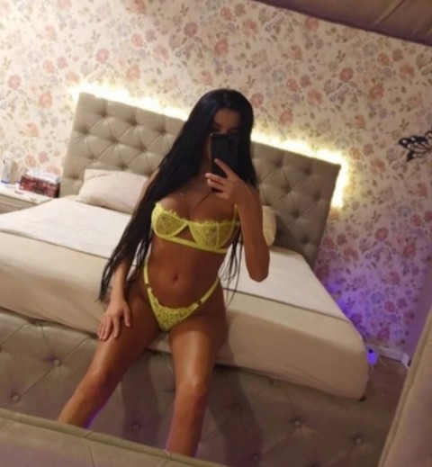 Experience the Excitement of a Latex Fetish Encounter with Alina