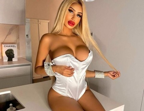 Explore Day Rates with an Elegant Escort