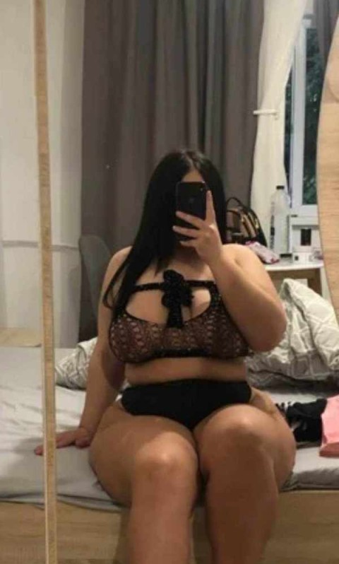 Explore Your Secretary Fantasy with a Telford Delight