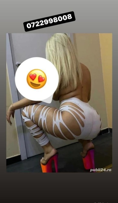 French Kissing with a Stunning Blonde Escort in Banbury