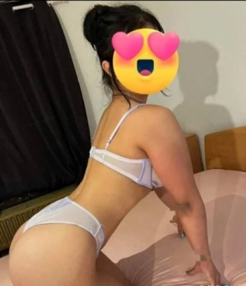 Green Eyes and Curves Await You in Leicester