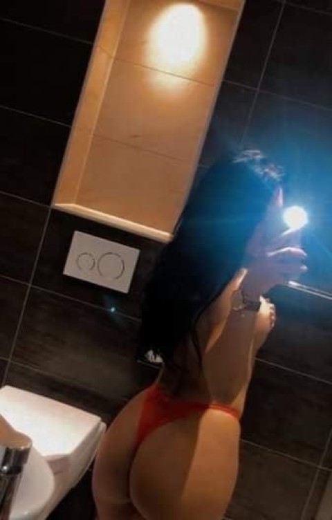 Natural Breasts and Elegant Company in Stratford Upon Avon