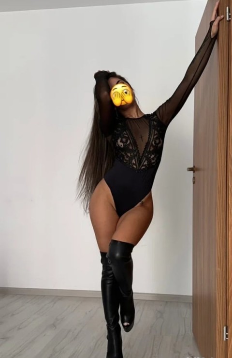 Party Girls of Rugby: Meet Lia for a Discreet Encounter