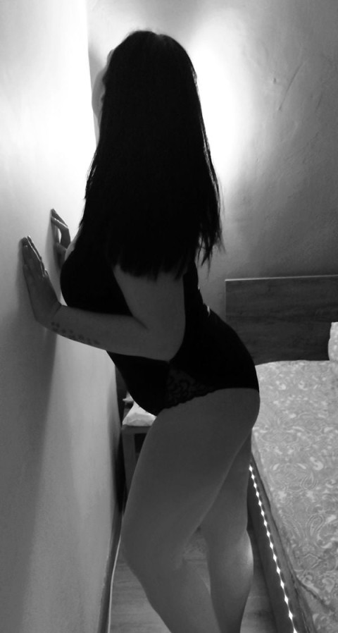 Petite and Busty Beauty in Banbury