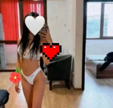 Secure booking with a stunning brunette focoasă